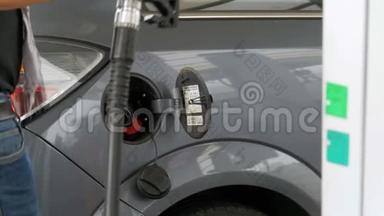 人充车柴油.. 男人`用汽油泵给他的车加满油。